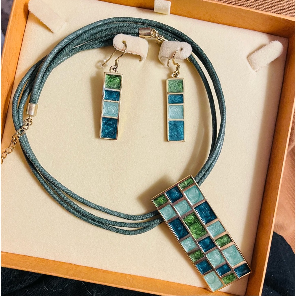 British boutique designer buckingham blue glass earring necklace set